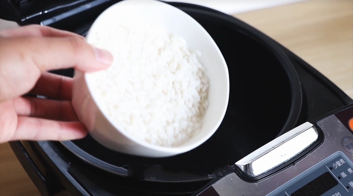 如何使用电饭煲蒸米饭（新手蒸米饭教程）